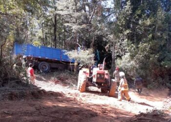 Una persona falleció tras volcarse un camión en la Ruta U-300 San Juan de La Costa