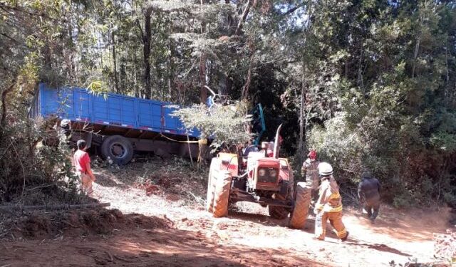 Una persona falleció tras volcarse un camión en la Ruta U-300 San Juan de La Costa