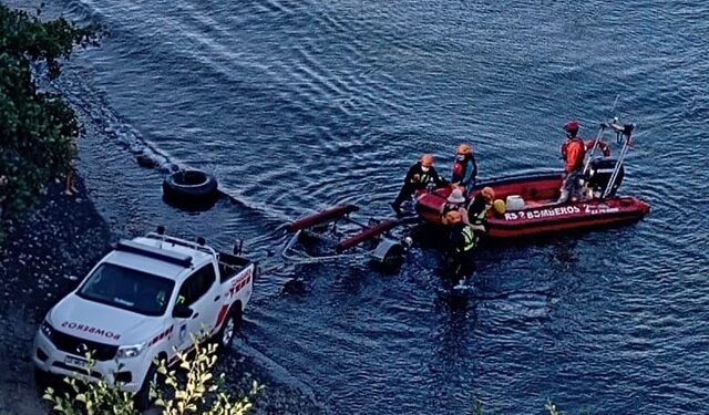 Una persona murió y dos salvaron con vida tras zozobrar bote en el río Bueno en la Unión