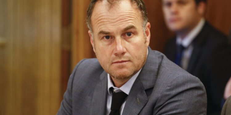 Diputado Jurgensen pide soluciones a vecinos de “Los Maitenes” por puente en mal estado
