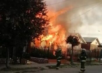 Decenas de damnificados y un voluntario lesionado dejó incendio en 3 viviendas  en Osorno