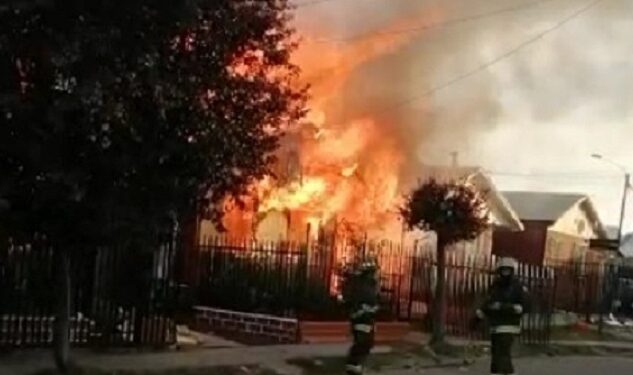 Decenas de damnificados y un voluntario lesionado dejó incendio en 3 viviendas  en Osorno