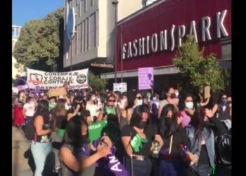 En forma pacífica y gritando consignas mujeres marcharon en el centro de Osorno