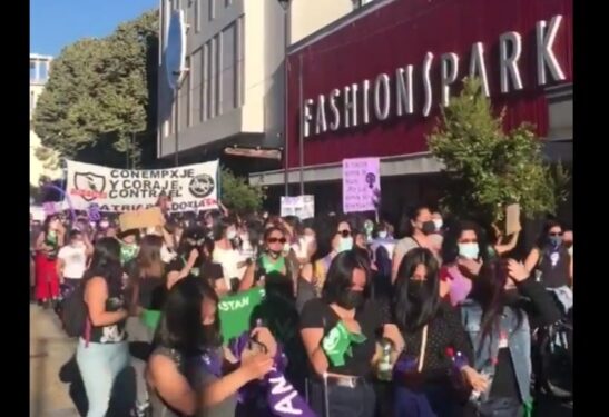 En forma pacífica y gritando consignas mujeres marcharon en el centro de Osorno
