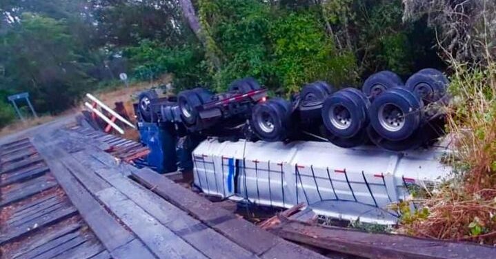 Trágica muerte encontró un chofer tras el volcamiento de su camión en Purranque