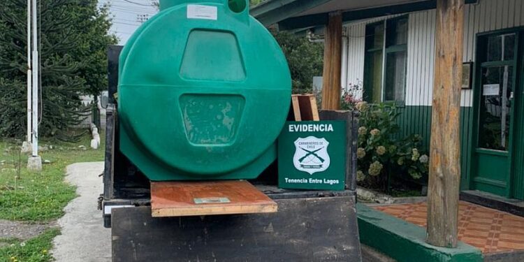 Detienen a 2 hombres por robo de materiales de construcción