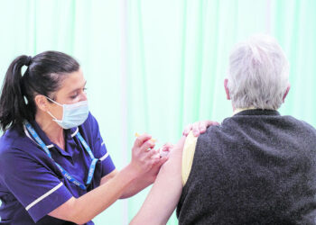 Hospitalizaciones UCI de adultos mayores bajan tras vacunación