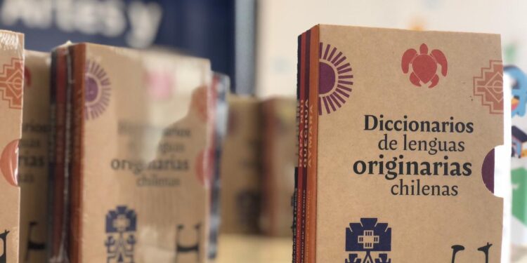 Gobierno busca revitalizar lenguas originarias con diccionarios en mapudungun, quechua, aymara y rapa nui