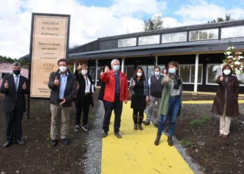 Autoridades regionales visitan moderna Escuela Rural «El Islote Rupanco» en Puerto Octay