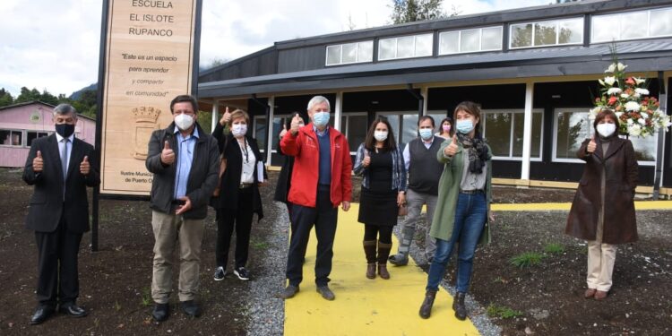 Autoridades regionales visitan moderna Escuela Rural «El Islote Rupanco» en Puerto Octay