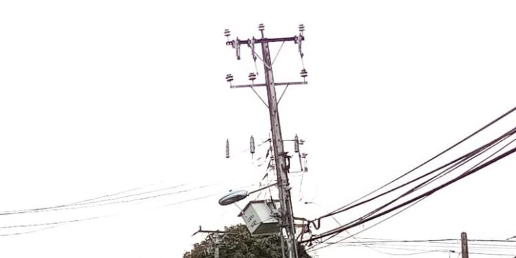 Choque a poste deja a más de 3 mil clientes sin luz en Osorno