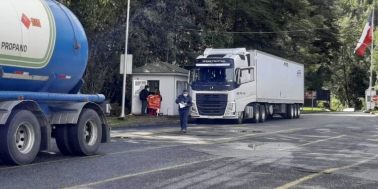 Ministerio de Salud de Argentina exige PCR negativo a transportistas provenientes de Chile