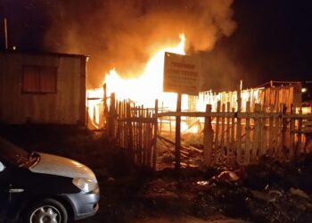 Violento incendio dejó dos viviendas destruidas en Quinto Centenario
