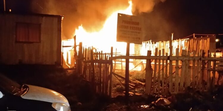 Violento incendio dejó dos viviendas destruidas en Quinto Centenario
