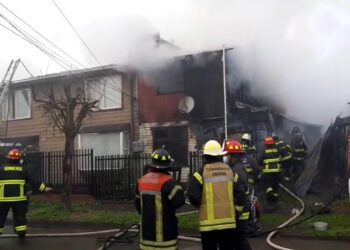 Violento incendio afectó a 3 viviendas en Francke Osorno