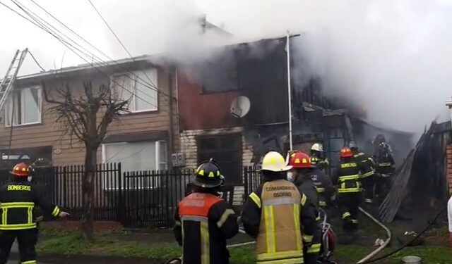 Violento incendio afectó a 3 viviendas en Francke Osorno