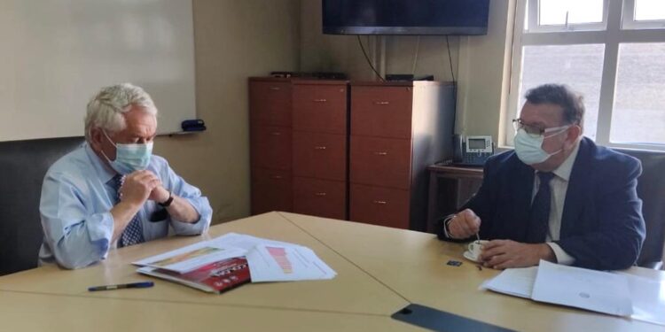 Senador Quinteros entrega a ministro Paris propuesta para que Pymes del sur funcionen en fase 2