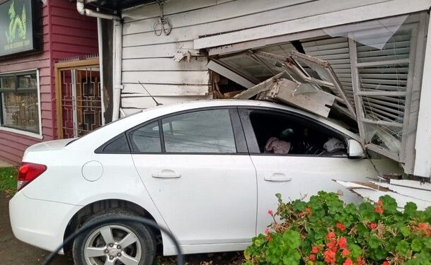 Colisión vehicular dejó varios lesionados y un automóvil estrellado contra una vivienda