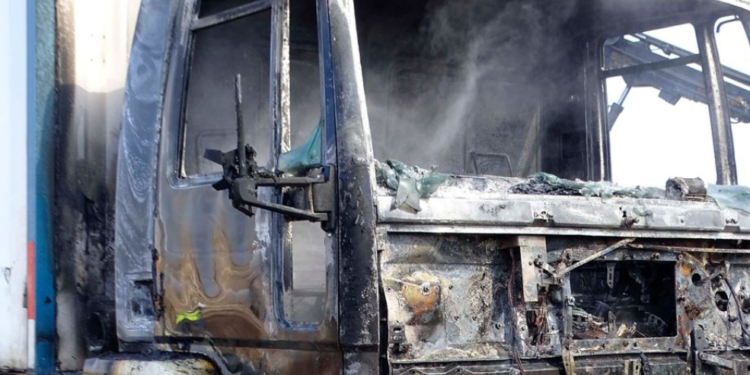 La violencia no se detiene, esta vez incendian dos camiones en La Araucanía