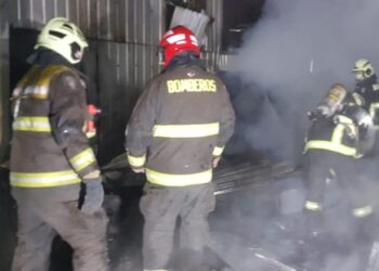 Una vivienda resultó destruida en un incendio ocurrido esta madruga en Rahue -Osorno