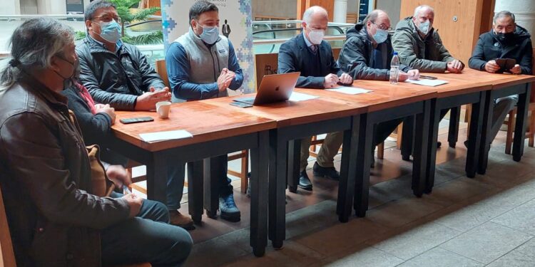 Solicitan al Gobierno facilidades para atender público dentro de locales en comunas con fase 2