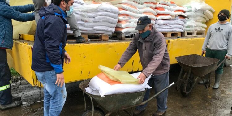 Vecinos de sector rural de Junquillar recibieron alimentos para sus animales