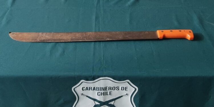 Detienen a peligroso sujeto con un machete en la calle