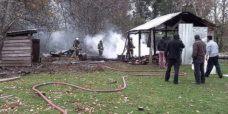 Un adulto mayor resultó quemado luego del incendio de una bodega en Puyehue