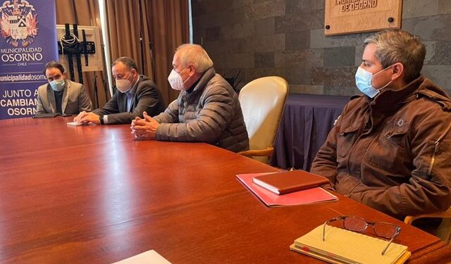 Alcalde de Osorno se reunió con comerciantes por difícil situación económica