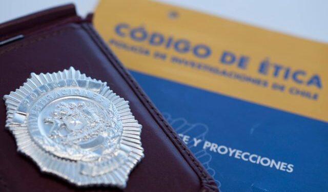 Entregan «Placas de Servicio a los Asistentes Policiales» a funcionarios de la PDI en Los Ríos