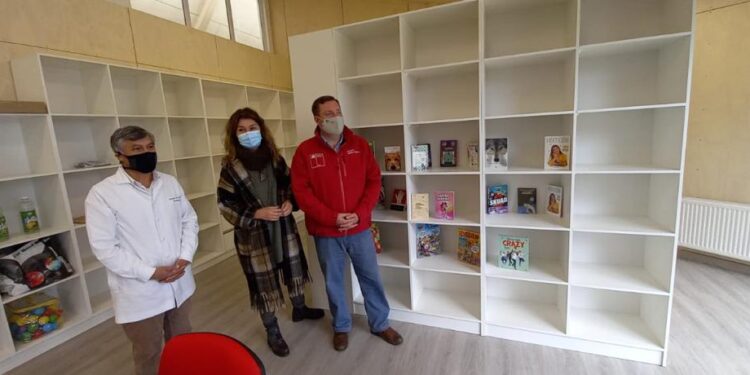 Seremi de Agricultora entrega libros a la Escuela El Islote Rupanco de Puerto Octay