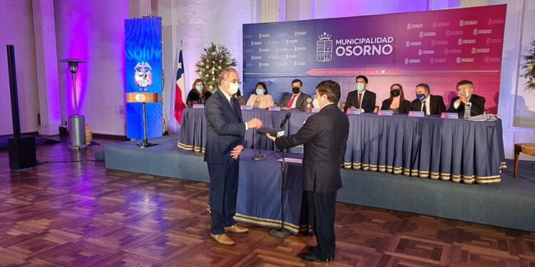 Asumió oficialmente como alcalde de Osorno Emeterio Carrillo Torres