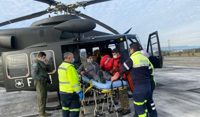 Helicóptero de la FaCh rescata a un andinista accidentado en el Volcán Osorno