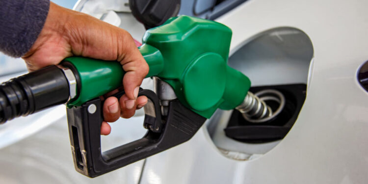 Precios de las bencinas siguen en alza y podrían llegar a los 1000 pesos por litro