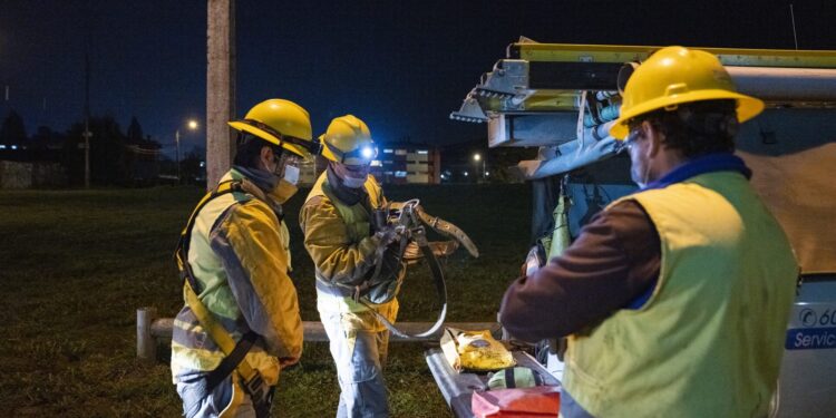 Saesa activó plan de contingencia ante posibles cortes de luz por sistema frontal en la zona