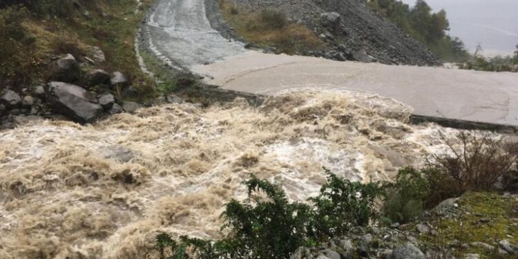 Evacuaron a vecinos del sector Ñisoleufu en Panguipulli por derrumbe de tierra
