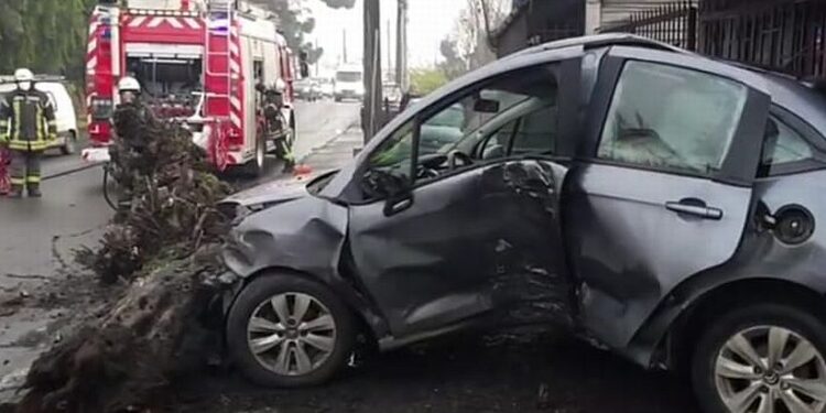 Conductor chocó un árbol y una vivienda y se dio a la fuga en Francke