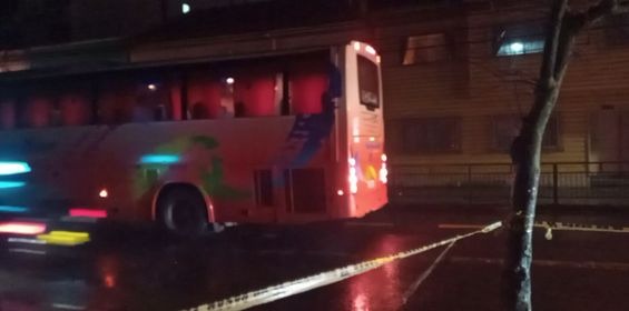 Bus Pullman que trasladaba trabajadores arrastró tendido eléctrico en el centro de Osorno