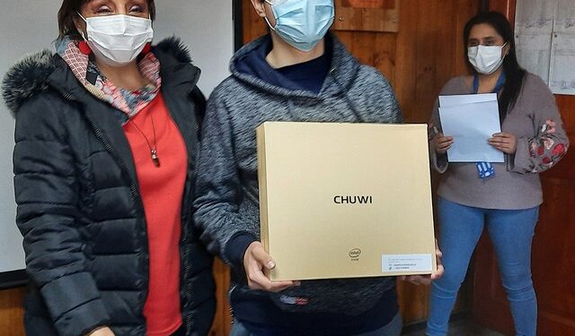 Jóvenes discapacitados recibieron un computador en Puyehue