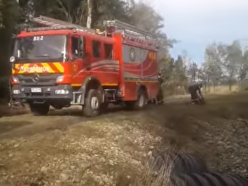 Compleja evacuación de paciente por difícil acceso al sector en Puyehue