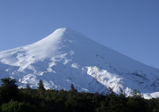 Volcán Osorno tiene aforo de 250 autos por día y se exige el uso de cadenas