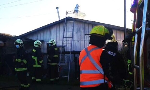 Incendio consumió casi la totalidad de una modesta vivienda en Rahue
