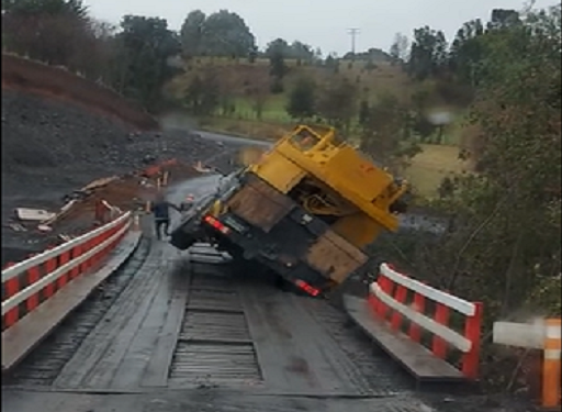 Un camión cayó al río desde puente en mal estado en Puyehue