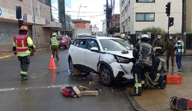 Una persona resultó herida tras colisión vehicular en el centro de Osorno