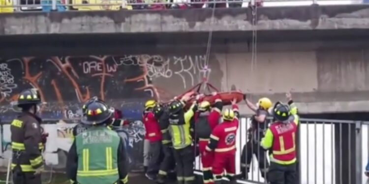 Un hombre fue rescatado debajo del nuevo puente San Pedro