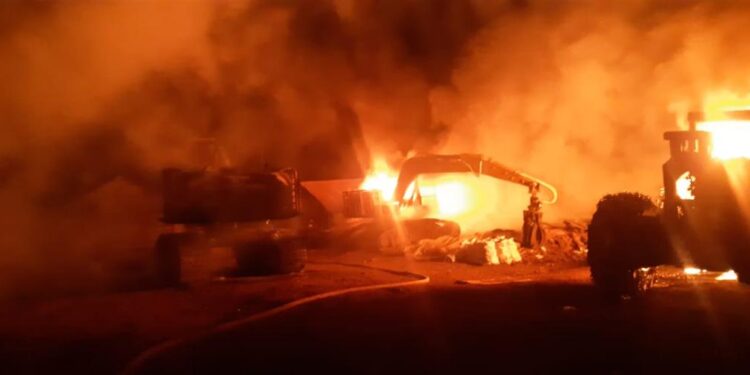 Camioneta y máquinas agrícolas fueron quemadas en ataque Incendiario en Panguipulli