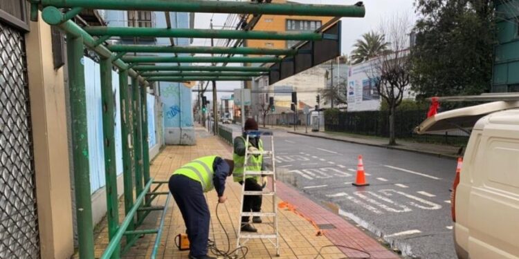 Tras la polémica se inician labores de instalación de refugios peatonales en Osorno