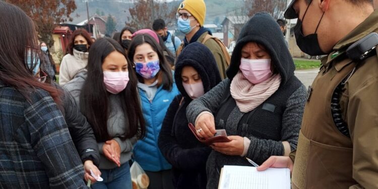Cientos de jóvenes hacían filas para vacunarse contra el Covid en Rahue