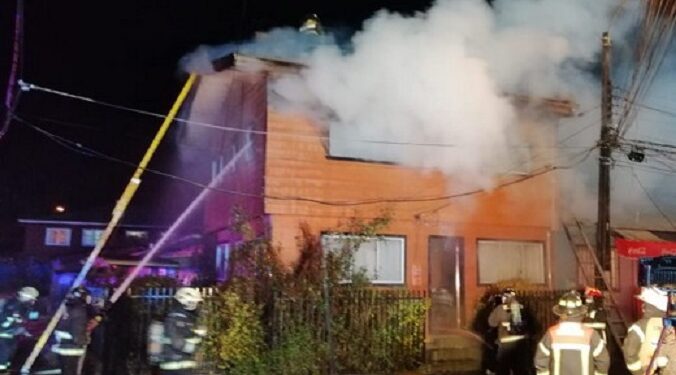 2 adultos mayores fallecieron en un incendio esta madrugada en Osorno