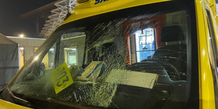 Sujeto furioso lanzó señalética contra ambulancia en el Hospital de Osorno